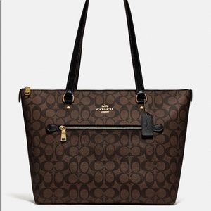 Coach Gallery Tote in signature canvas new